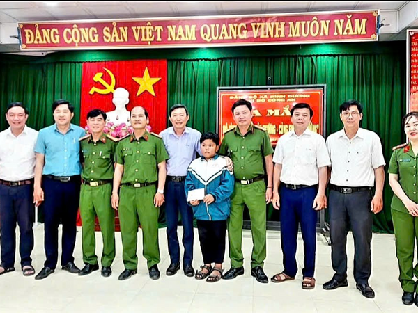 Công an xã Bình Dương ra mắt mô hình “Trao gửi yêu thương - Cùng em đến trường”