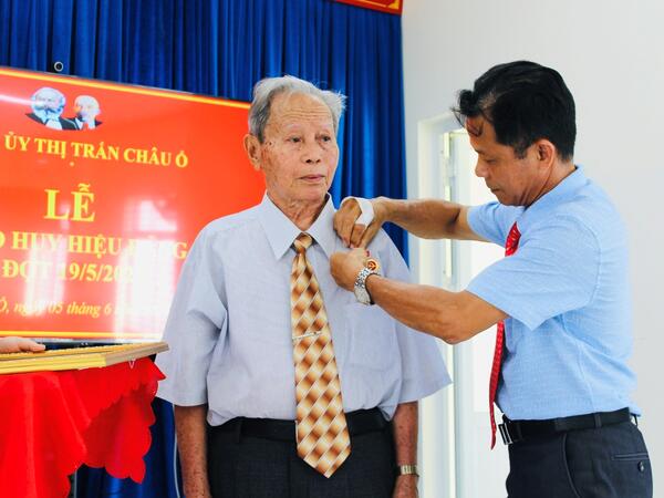 Thị trấn Châu Ổ tổ chức Lễ trao tặng Huy hiệu Đảng cho 17 đảng viên
