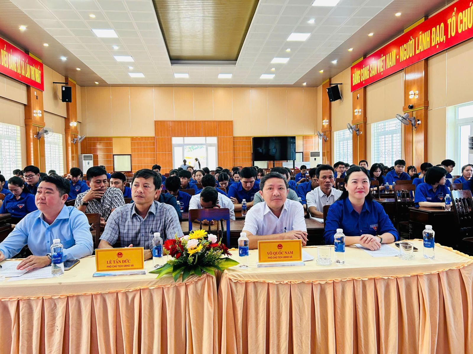 Lãnh đạo UBND xã tham dự Hội nghị